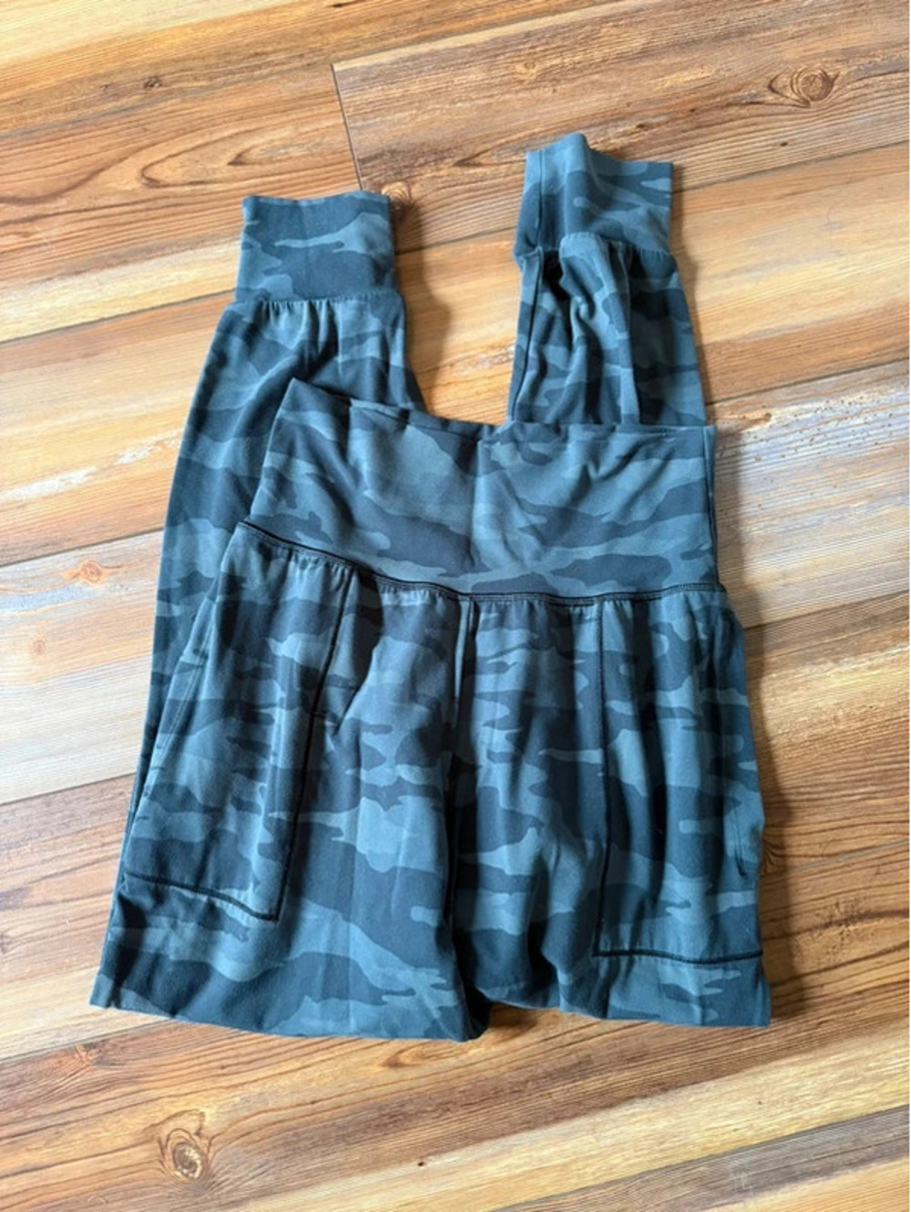Athleta salutation camo joggers size XS
